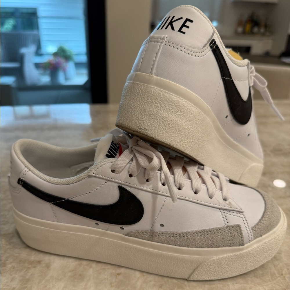 Nike White and Black Low-Top Sneakers